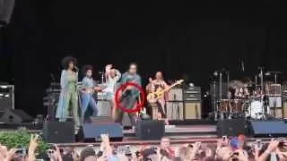 Lenny Kravitz' rips trousers and penis falls out during show   YouTube