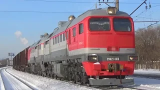 Тепловоз 2М62У-0016 с грузовым поездом