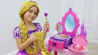 София как Рапунцель наряжается и делает Макияж / Sofia pretend to be a Princess Rapunzel