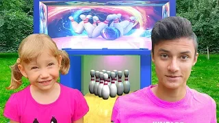 Alena y Pasha juegan bolos - juegos activos para niños al aire libre