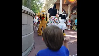 Cutest Disney Parade Ever! Disney Cast Members are Amazing!