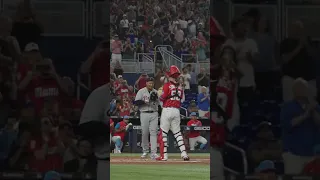 Miguel Cabrera gets a HUGE ovation during Miami's Venezuelan Heritage Celebration AND hits a double!