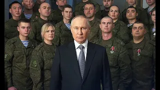 Путин впервые на Новый год обратился к россиянам с военными, а не на фоне Кремля 2023 обращение