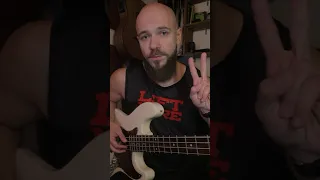 Как играть пальцами на басу🎸✌️