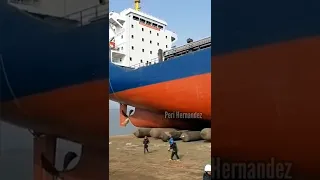 Así lanzan un barco.