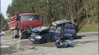 10.05.21 Легковушка превратилась в груду металла