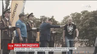 Ветеран полку "Азов" відмовився потиснути руку Порошенку