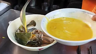 Taiwanese Street Food - LIVE CRAB Fried in Egg Batter