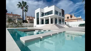 Exclusive villa with 4 bedrooms, basement, private pool and sea views in Torrevieja