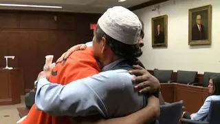 هذا المسلم أبكى العالم عندما قرر مسامحة قاتل ابنه وسط المحكمة ، مما جعل القاضية تجهش بالبكاء !!