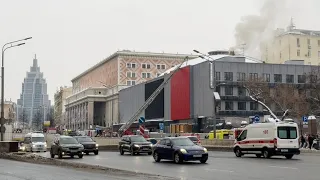 Горит Театр сатиры в центре Москвы