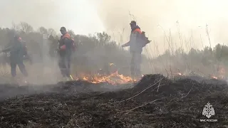 Больше 20 сливов воды произвел вертолет МЧС России при ликвидации пожаров вблизи села Голубичное