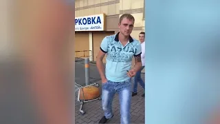 Натурал ломает нос подруге геев. Real video