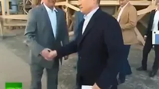 Путин здоровается)))