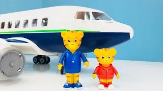 Playmobil JET AIRPLANE Ride to London and Plane Snacks with Daniel Tiger’s Neighbourhood Toys!