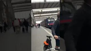 Bremsvorgangs eines ÖBB Nightjets im Hauptbahnhof