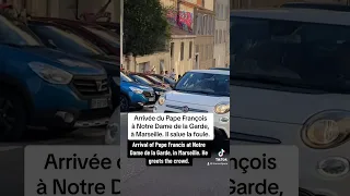 Arrivée du Pape François à Notre Dame de la Garde, à Marseille. Il salue la foule. #marseille #pape