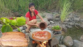 Yummy! Fish egg spicy chili So delicious food for dinner - Survival cooking