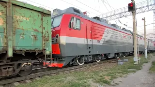 «Ермачок с ВНИИЖТА» ВЛ80С-1180 и перегоняемый 3ЭС5К-1352 с грузовым поездом