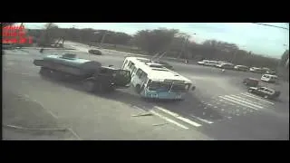 КАМАЗ протаранил троллейбус KAMAZ rammed the trolley