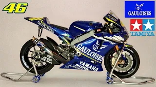 Building Scale Model MotoGP - Tamiya 1/12 YAMAHA YZR-M1 '05 #46 - Gauloises 2005 Motegi