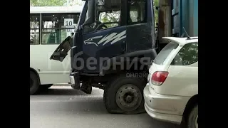 Водитель самосвала толкнул ехавший впереди автобус на пешехода в Хабаровске. Mestoprotv