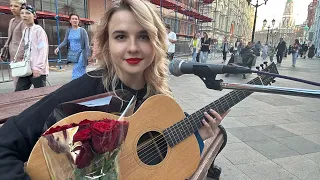 Девушка поет на улице в Москве