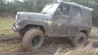 UAZ 469B mud hill fight on 33 inch Maxxis Trepador copy from Pneus