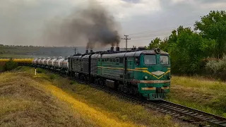 Длинный поезд на крутой подъем. Tепловоз 2ТЭ10Л-2077Б-792А "Луганка" Абаклия [CFM]