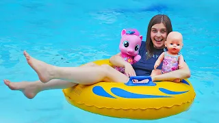 Беби Бон Эмили и Пинки Пай в Аквапарке! Ох, уж эти куклы - видео для девочек в бассейне