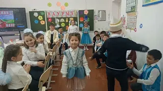 Наурыз🌺у нас в классе👭зажигательный танец🕺💃лезгинка💃🕺