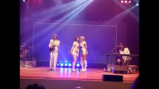 ABBA Mamma Mia Tribute Band interpreta S.O.S, em Santa Maria - RS