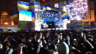 Ukrainians are singing National anthem at EuroMaidan - New Year