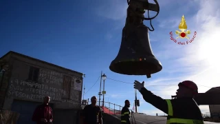Castelluccio di Norcia, recuperata una campana della chiesa di Santa Maria Assunta