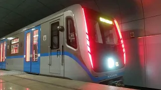 Поездка на новом поезде в Казанском метро.