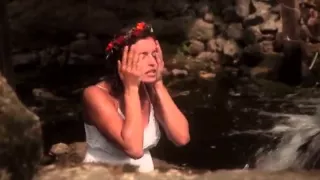 Lijepa Amra Silajdžić omahuje se vodom iz seoskog potoka JA SAM IZ KRAJINE, ZEMLJE KESTENA