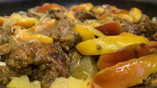 Куриная печень с яблоками и луком на сковороде