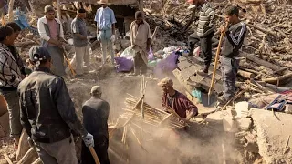 Séisme au Maroc : la difficile recherche des corps sous les gravats