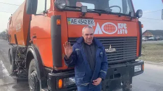 Вакуумно прибиральний автомобіль Глобус працює на вулиці Полтавська