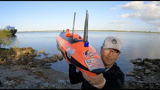 Using a Rc boat to catch fish in the Mississippi River | Rc boat catches fish
