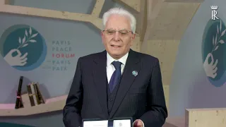 Mattarella dona un libro alla Biblioteca della Pace di Parigi