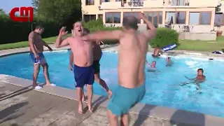 Macaco (líder dos Super Dragões) atira com jornalista da CMTV para a piscina em direto