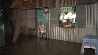 Triều cường TP. Hồ Chí Minh gây ngập nước ảnh hưởng rất lớn đến sinh hoạt của người dân