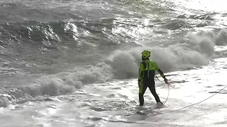 Strage di Crotone, i sommozzatori recuperano i resti del naufragio in riva al mare