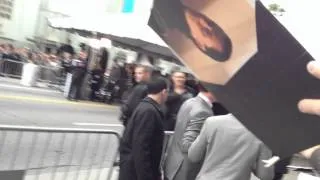 tom hiddleston signing autographs at the avengers premiere 4 11 12