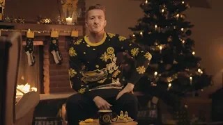 Marco Reus knits the new BVB Christmas sweater!