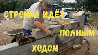 Стройка идет полным ходом. Приспособление для кладки керамзитобетонных блоков.