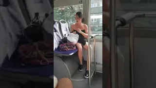 Наркоманка чудит в автобусе