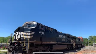 NS 28R through the curve in Wellford, SC with a long train and a friendly wave from the conductor!