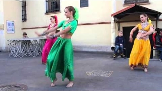 Russian Girls dancing on Bollywood song ! Chikni Chameli !